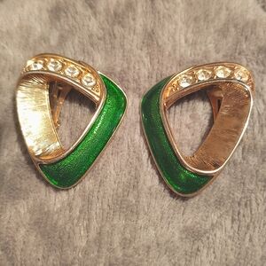 Beautiful vintage retro gold tone green enamel triangular 1980s clip on earrings
